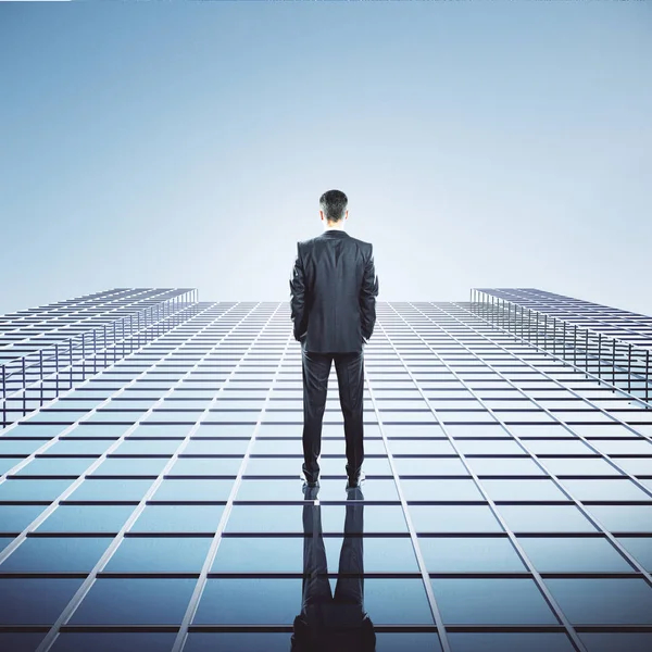 Forretningsmann på skyskraper av glass. – stockfoto