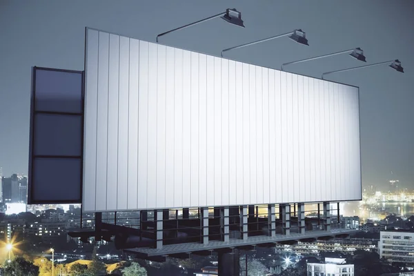 Plakatwand auf der nächtlichen Hintergrundseite der Stadt — Stockfoto