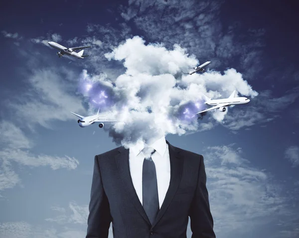 Σύννεφο με επικεφαλής επιχειρηματίας με αεροπλάνα στο φόντο του ουρανού. Έννοια του ταξιδιού — Φωτογραφία Αρχείου