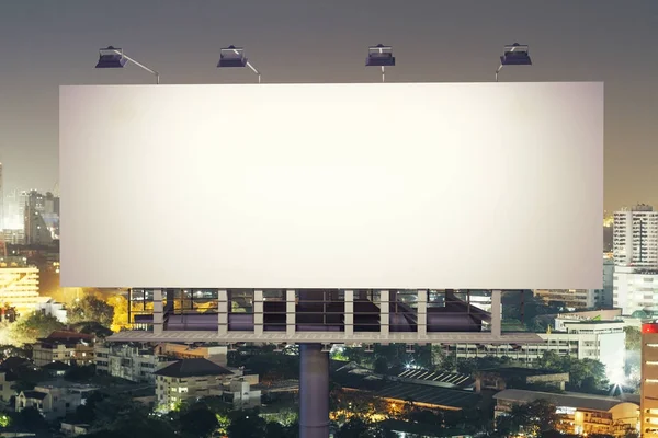 Gece şehir arka plan ön yüzünde billboard — Stok fotoğraf