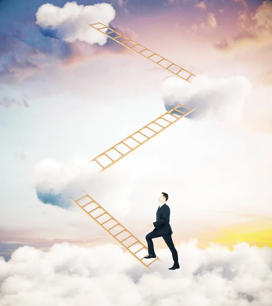 Vista lateral de un joven hombre de negocios subiendo escaleras nubladas abstractas sobre el fondo del cielo. Concepto cielo — Foto de Stock