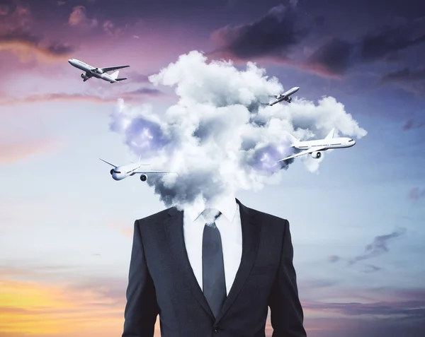 Σύννεφο με επικεφαλής επιχειρηματίας με αεροπλάνα στο φόντο του ουρανού. Ταξιδεύουν έννοια — Φωτογραφία Αρχείου