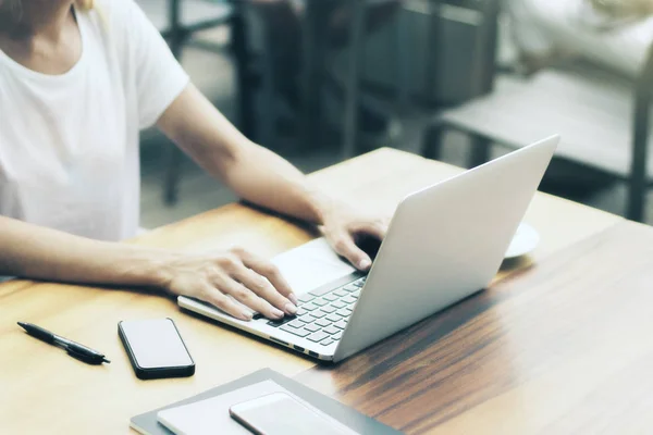 Mulher usando laptop — Fotografia de Stock