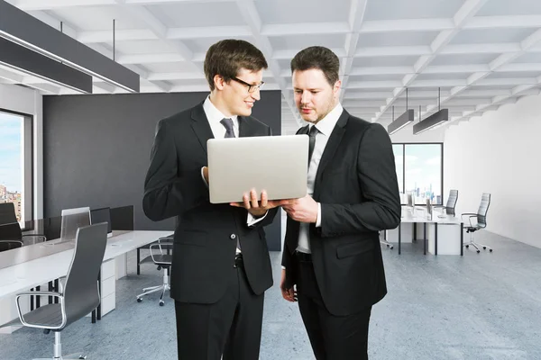 Homens de negócios usando laptop — Fotografia de Stock