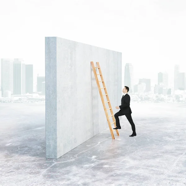 Seitenansicht eines Geschäftsmannes, der an eine Betonwand gelehnt auf eine Leiter klettert. Stadthintergrund. Wachstumskonzept. 3D-Darstellung — Stockfoto