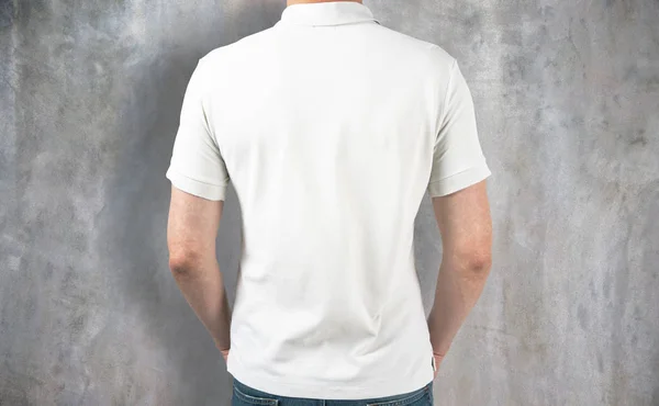 Cara vestindo camisa branca de volta — Fotografia de Stock