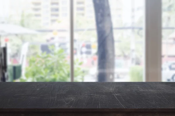 Trä skrivbordet på utomhus bakgrund — Stockfoto