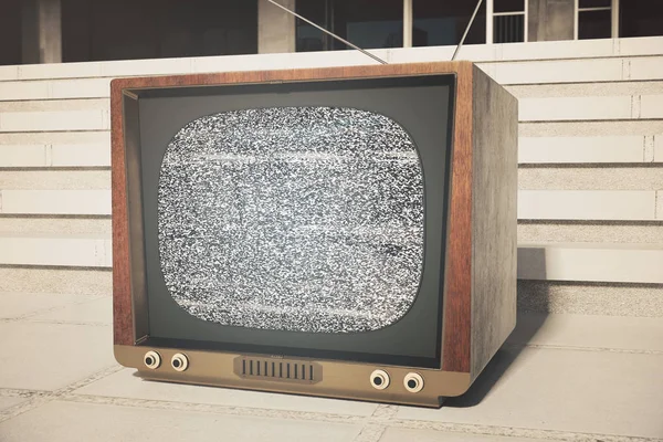 Retro TV next to concrete building — Stock Photo, Image