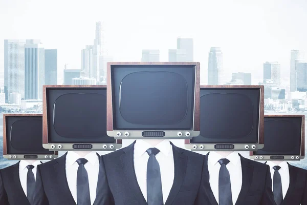 Obsoletos hombres de negocios encabezados por TV — Foto de Stock