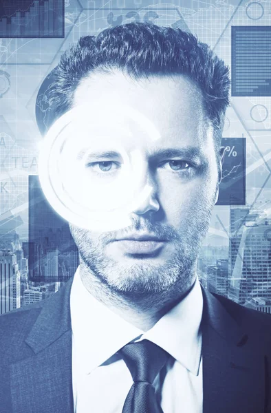 Портрет красивого молодого бизнесмена с цифровым рисунком вокруг глаз. Городской фон. Робототехника — стоковое фото