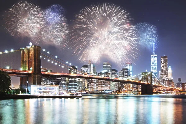 Ciudad nocturna con fondo de fuegos artificiales — Foto de Stock