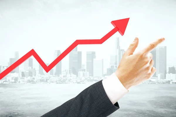Grafiek van de rode pijl en zakenman hand wijzen op de achtergrond van de stad. Voorwaartse concept — Stockfoto