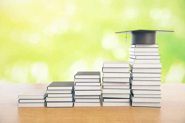 Kreativ bok stege med examen cap på toppen. Grön bakgrund. Kunskap koncept. 3D-rendering — Stockfoto