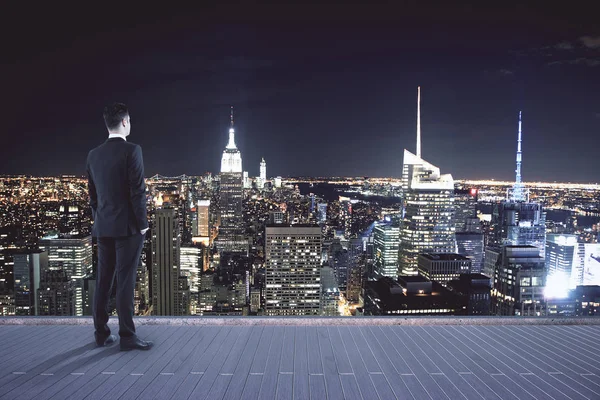 Man looking at night city — Stock Photo, Image