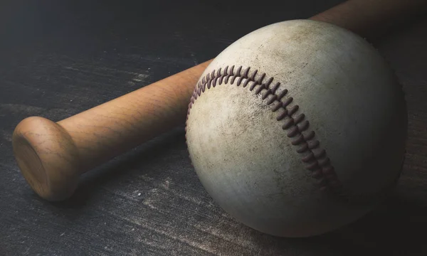 Beisebol e morcego na superfície de madeira — Fotografia de Stock