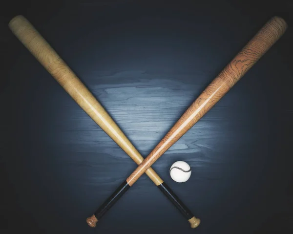 Εξοπλισμό μπέιζμπολ σε σκούρα ξύλινη επιφάνεια — Φωτογραφία Αρχείου