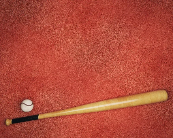 Equipamento de beisebol em fundo vermelho — Fotografia de Stock