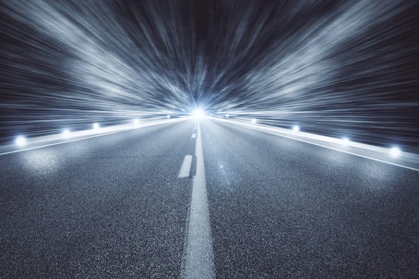 Iluminado camino nocturno vacío. Concepto de futuro — Foto de Stock