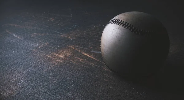 Baseball auf Holztisch — Stockfoto