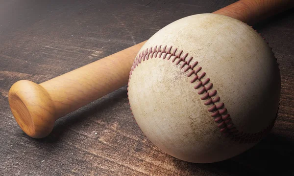 Beisebol e morcego na mesa de madeira — Fotografia de Stock