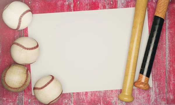Бейсбольне обладнання та порожній плакат — стокове фото