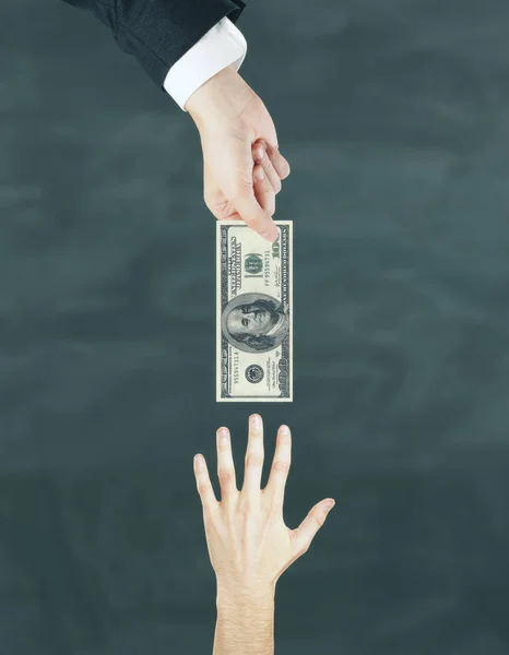 Geschäftsmann reicht Dollar-Banknoten an Tafel-Hintergrund. Gehaltskonzept — Stockfoto