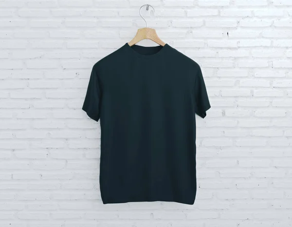 Weißes T-Shirt auf hellem Backsteinhintergrund — Stockfoto