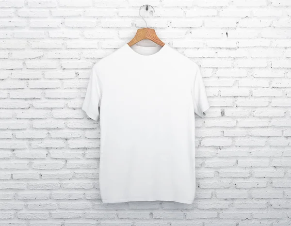 Holzbügel mit leerem weißen T-Shirt, das auf hellem Betongrund hängt. Bekleidungskonzept. Attrappe. 3D-Darstellung — Stockfoto