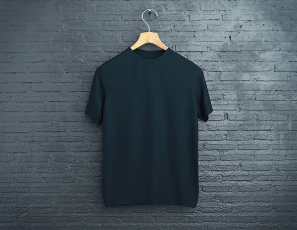 T-shirt preta no fundo de tijolo — Fotografia de Stock