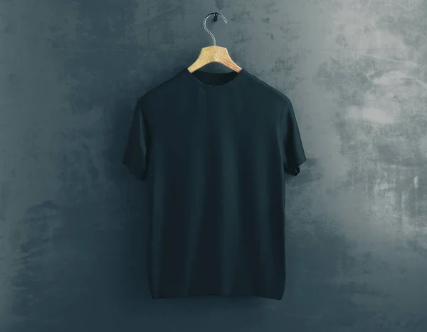 Ξύλινη κρεμάστρα με άδειο μαύρο t-shirt που κρέμονται σε σκούρο φόντο σκυροδέματος. Έννοια ρούχα. Χλευάσουμε επάνω. 3D rendering — Φωτογραφία Αρχείου
