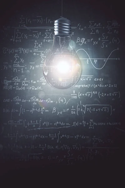 Lámpara brillante sobre fondo de pared de hormigón con fórmulas matemáticas. Concepto educativo. Renderizado 3D —  Fotos de Stock
