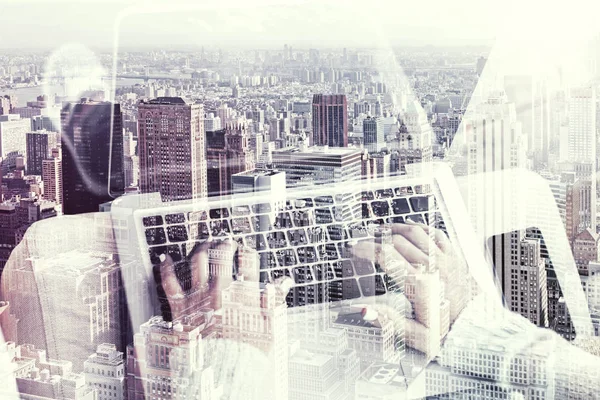Immagine astratta di donna che utilizza il computer portatile su sfondo creativo città luminosa. Il concetto di comunicazione. Doppia esposizione — Foto Stock