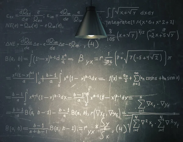 Schoolbord met wiskundige formules verlicht met lamp. Onderwijs concept — Stockfoto