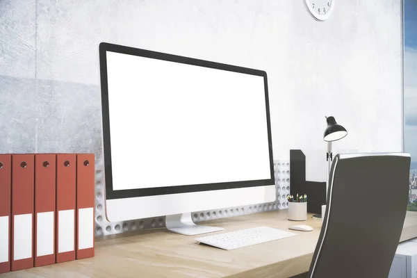 Designer-Desktop mit weißer Computerseite — Stockfoto