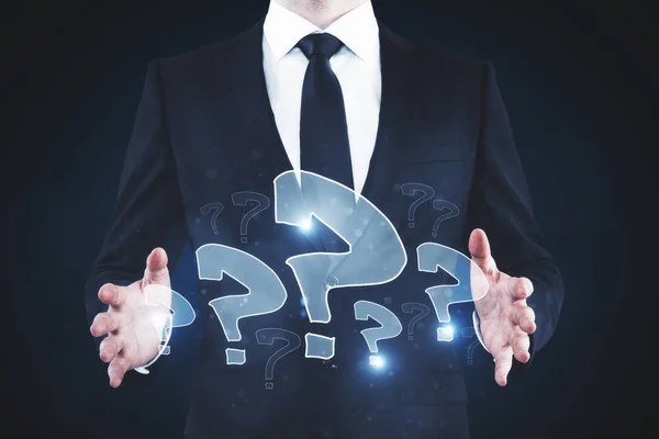 Uomo d'affari con punti interrogativi astratti disegnati su sfondo blu. Concetto FAQ — Foto Stock