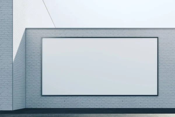 Кирпичный экстерьер с белой передней панелью — стоковое фото