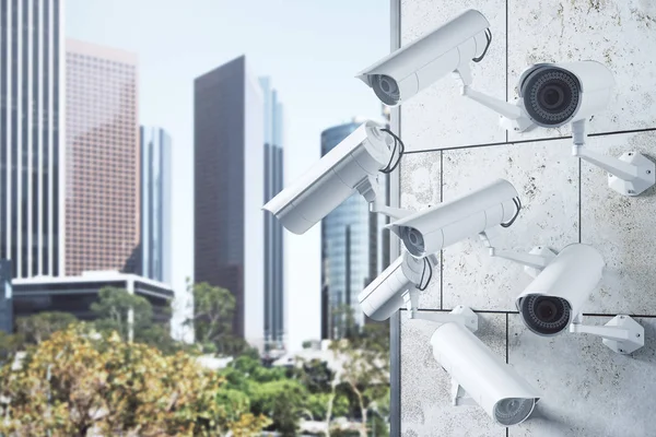 Edificio con varias cámaras de CCTV — Foto de Stock