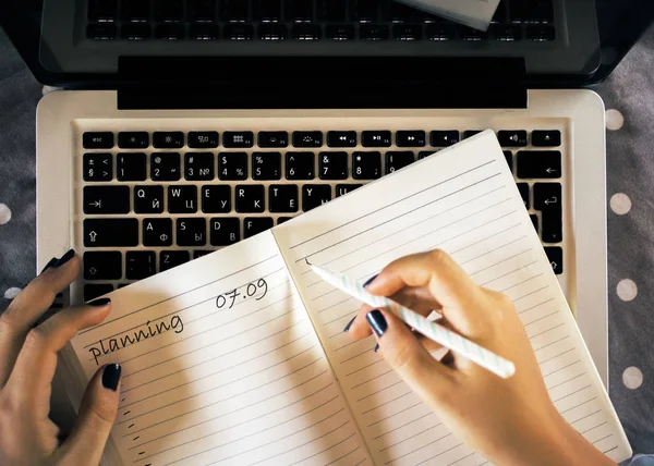 Woman writing in notepad — Stock Photo, Image