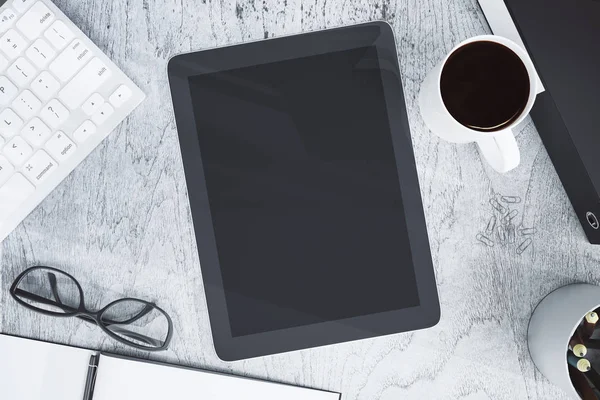 Mesa de madeira com tablet vazio — Fotografia de Stock