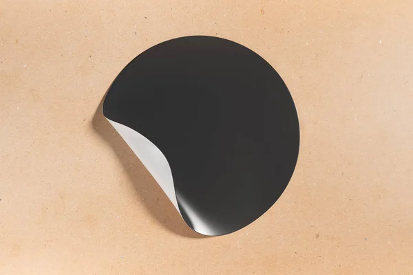 Fekete kerek matrica hullámos leválását sarok-ra könnyű háttér. Reklám fogalma. Modell akár 3d-leképezés — Stock Fotó