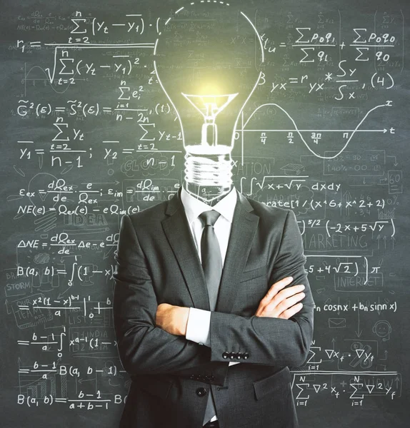 Lampu bohlam menuju pengusaha dengan tangan terlipat berdiri di dinding papan tulis latar belakang dengan rumus matematika. Konsep solusi — Stok Foto