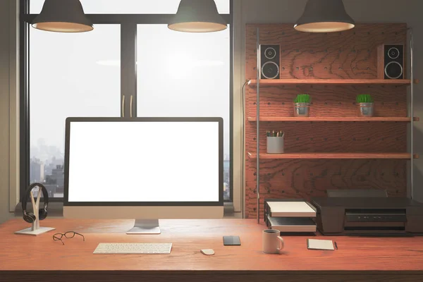 Kreativa skrivbord med tomma vita dator — Stockfoto