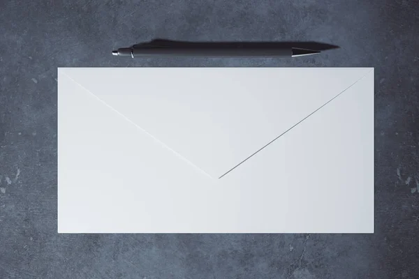 コンクリート背景上の白い封筒とペンの平面図です。文字概念。3 d レンダリングを模擬 — ストック写真