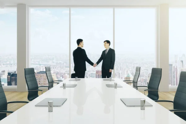 Seitenansicht von jungen Geschäftsleuten beim Händeschütteln im modernen Konferenzraum-Interieur. Teamwork. 3D-Darstellung — Stockfoto
