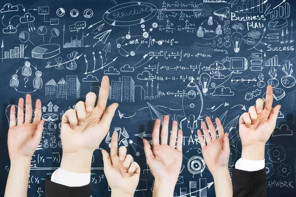 Rij van zwaaiende handen op abstracte schoolbord achtergrond met zakelijke schets. Leiderschap concept — Stockfoto