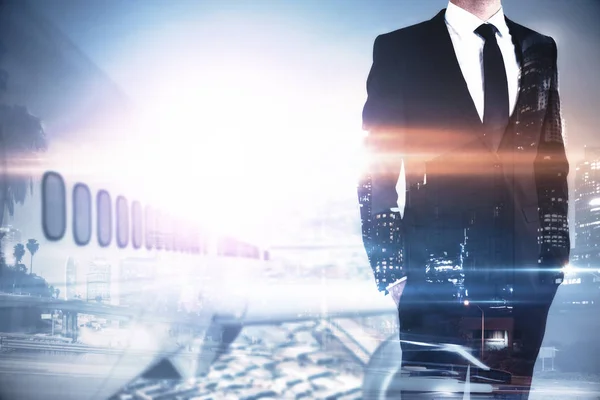 Podnikatel s velkým letadlo stojící na pozadí abstraktní města. Cestování, koncept. Dvojitá expozice — Stock fotografie