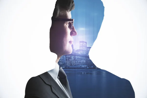 Abstracte kant portret van knappe jonge zakenman op de achtergrond van de stad. Onderzoek concept. Dubbele blootstelling — Stockfoto