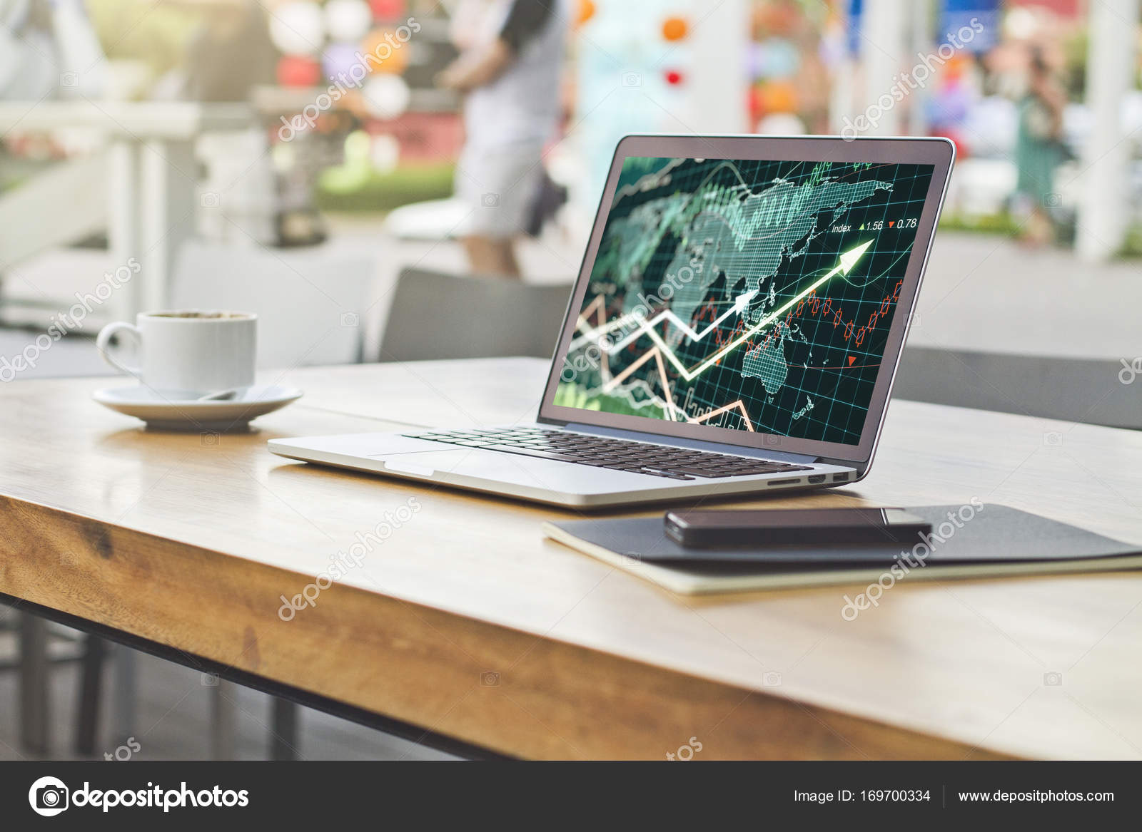 Seitenan!   sicht Des Laptop Mit Forex Chart Auf Holzerne Cafe Tisch Wit - 