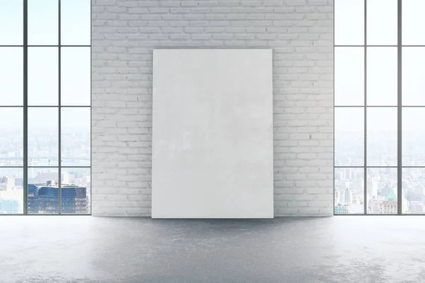 Интерьер из белой березы с пустым плакатом — стоковое фото