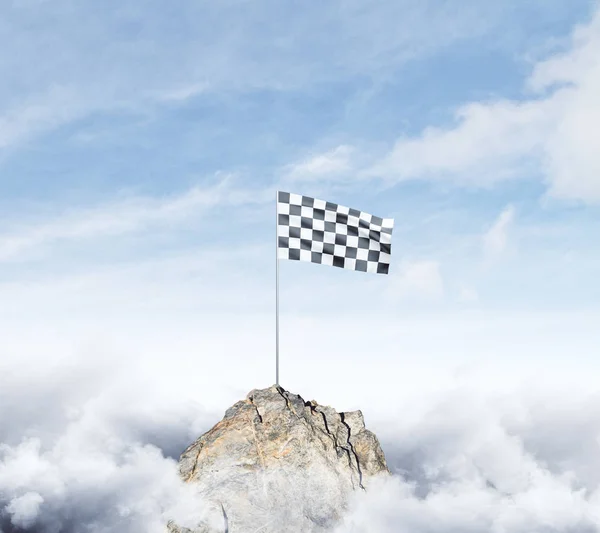 Damalı bayrak dağ tepe üzerinde. Bulutlu gökyüzü arka plan. Başarı kavramı — Stok fotoğraf